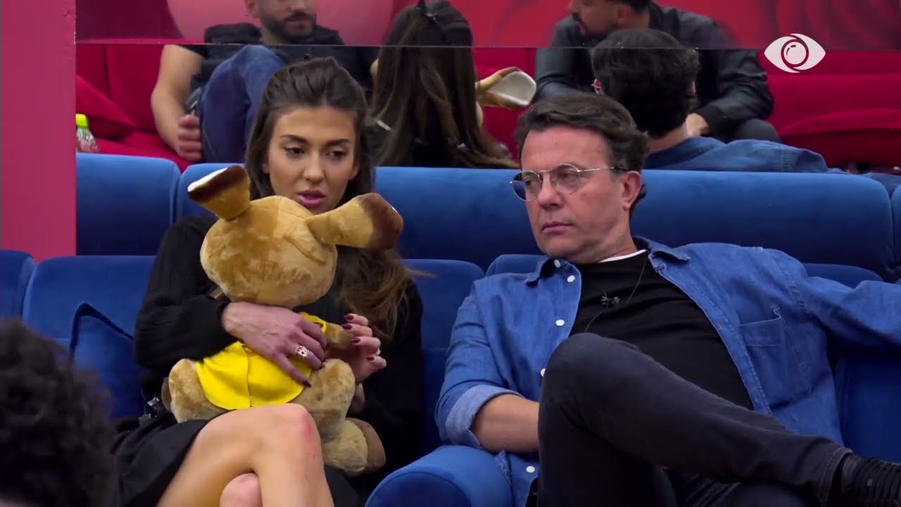 E veshur si pulë, Rozana fshihet në dollapin e Gjestit për të trembur banorin