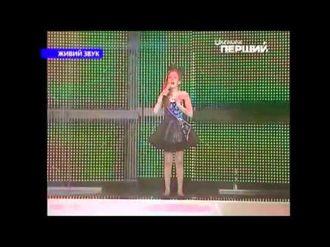 Девочка хорошо поет. Юлия Асессорова - песня Smile, музыкальная академия Евровидения. Киев. 2012 год