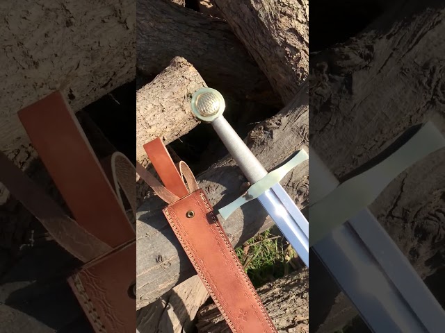 Vídeo relacionado con Abrecartas King Arthur Excalibur con soporte Accesorio de oficina Espada en miniatura King Arthur Home Decor 21 cm de largo Material de alta calidad Regalo para coleccionistas y fanáticos