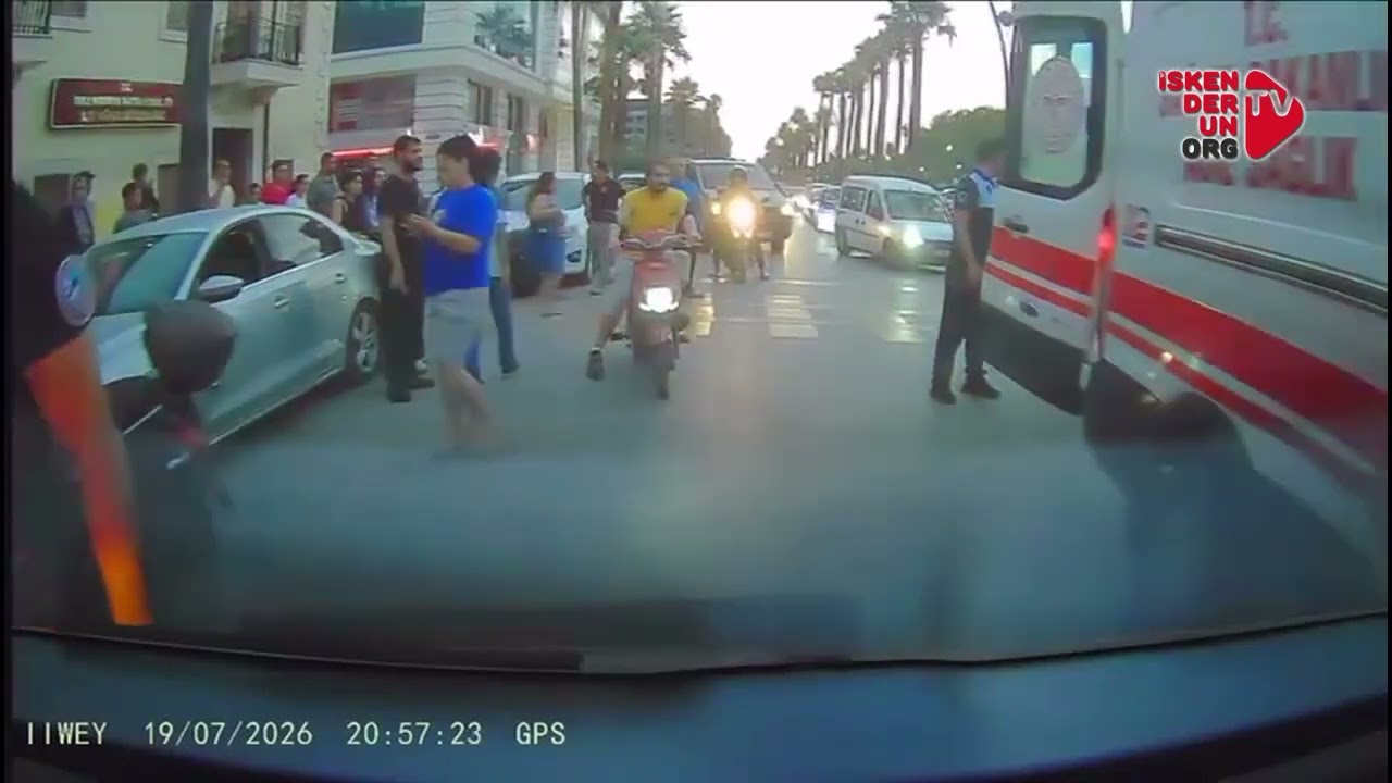 Yaya Geçidinde Scooterli Çocuğa Motosiklet Çarptı!