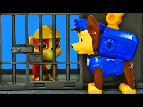 Paw Patrol Spielzeug. Chase und Rublle schwänzen die Schule. Tolle Spielzeugautos