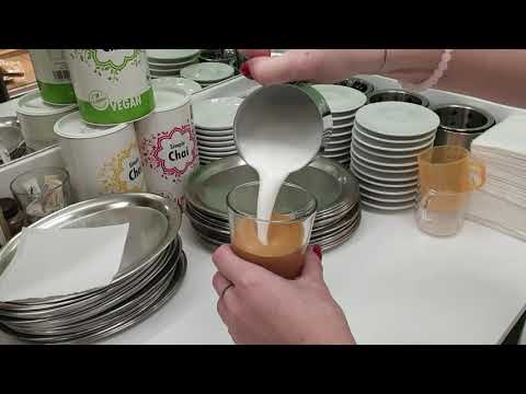 Cukrarna Justin - příprava kávy Flat White