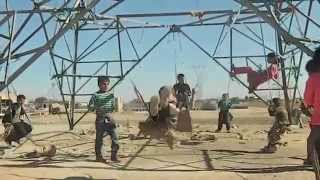 preview picture of video 'Niños refugiados sirios juegan y se columpian en una torre de alta tensión en Turquía'