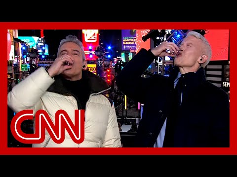 安迪與安德森重新延續傳統，這是他們今晚的第一桿！ (Andy and Anderson restart tradition with their first shot of the night)