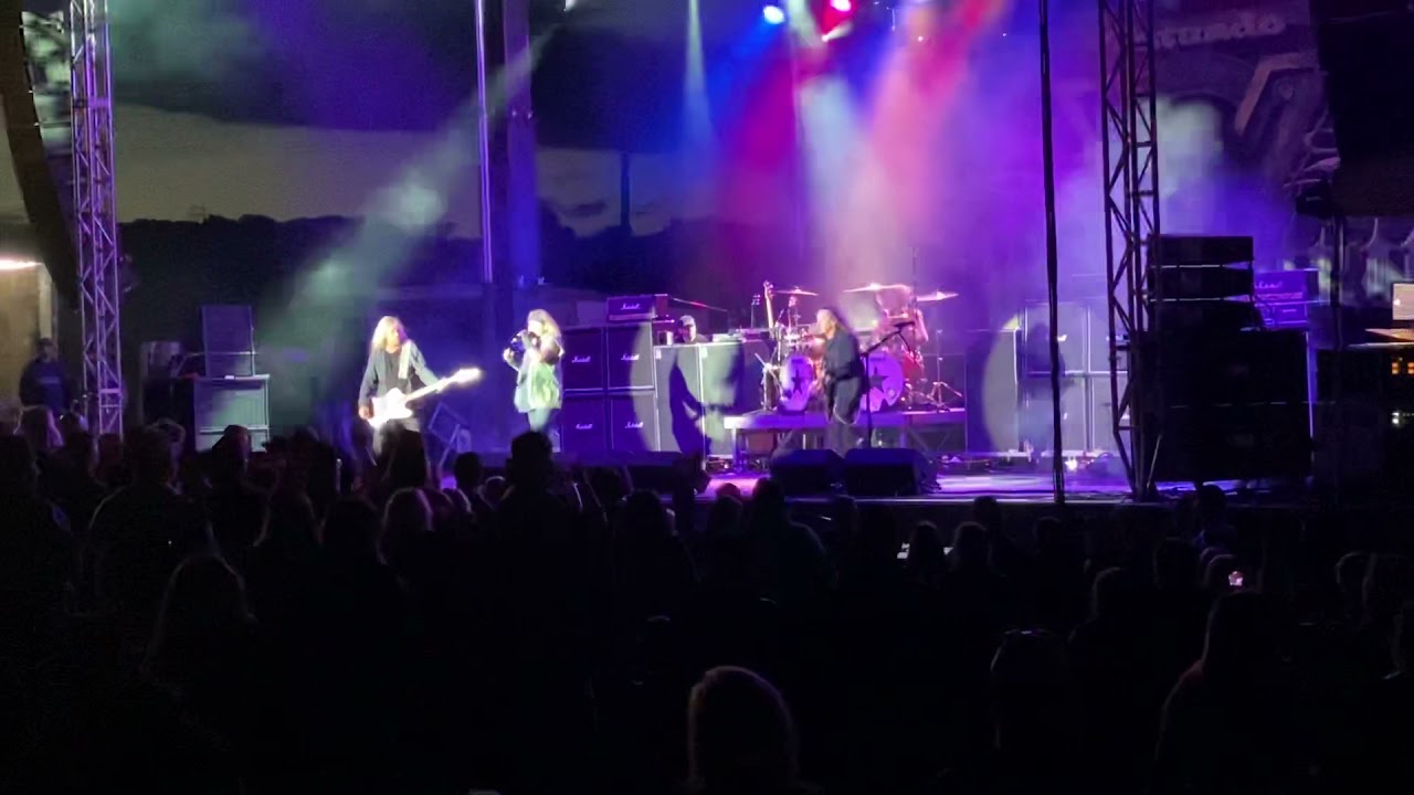 Vince Neil â€œGirls Girls Girlsâ€ [Last Song/Admits Voice Shot] (5/29/21) - YouTube