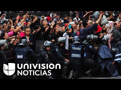 Fans showered Juan Gabriel with affection on the streets of Mexico City.