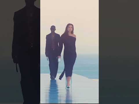 Легендарная походка от Irina Shayk.. Versace #like