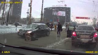 Смотреть онлайн Женщина-водитель сбила пешехода в Перми