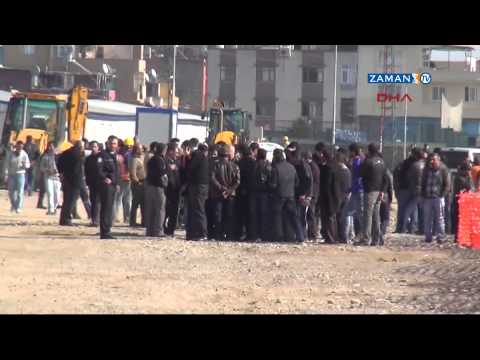 Taşeron işçiler vince çıkarak eylem yaptı