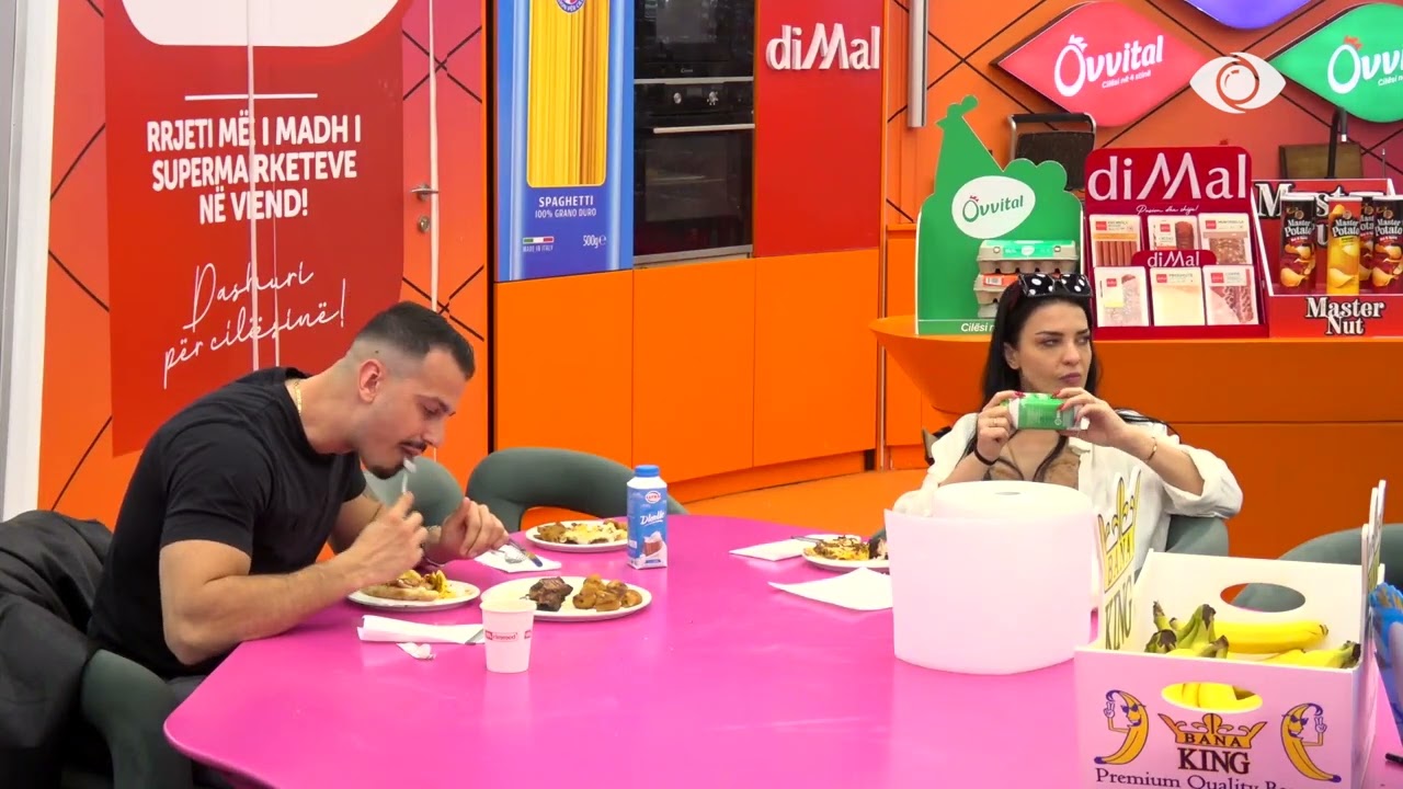 Kjo është protesta ime për 8 Marsin/ Shëndriti flet me Rogertin teksa qëndron me karton në dorë