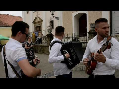 Tamburaši u zagrijavanju i veseli barjaktari