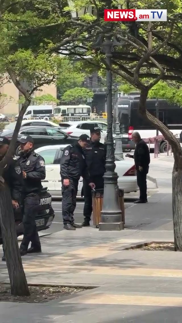 Տասնյակ ոստիկաններ հսկում են Կառավարության շենքը