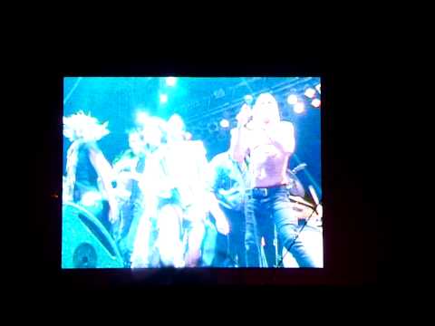 Iggy Pop paří s fanoušky na pódiu - Colours of Ostrava 2010