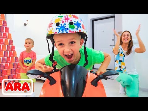 فلاد و نيكيتا ووالدتهم يلعبون بالأكواب الملونة