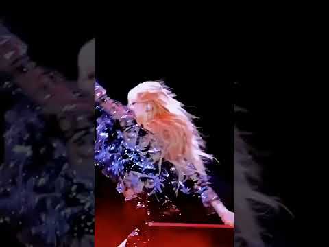 ROSÉ doing this hair flip in ktl🔥❤️ (requested)