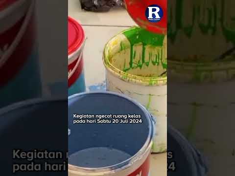 Emak-emak Ngecat Ruang Kelas