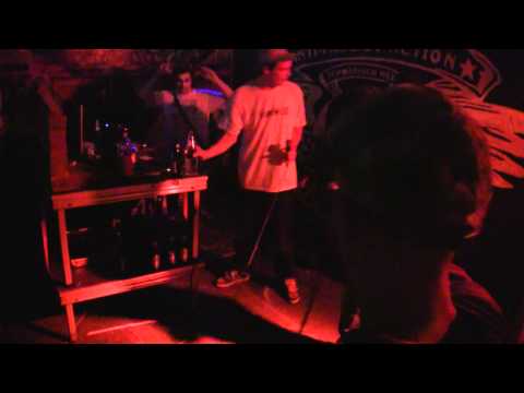 Stupidozid TV zeigt: "Blöhdes Stage-Diving Teil 1"