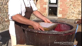 preview picture of video 'LA CARTA A MANO - THE HANDMADE PAPERMAKING FROM FABRIANO'