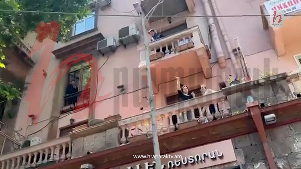 Պատշգամբներից ծափահարում ու ողջունում են Սրբազանին