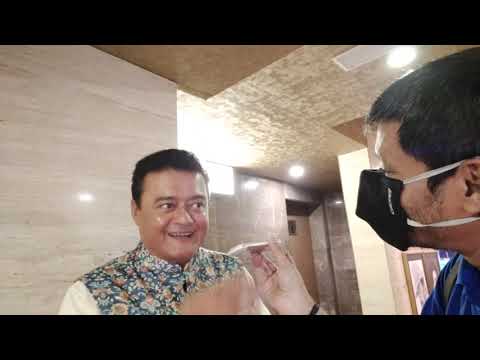 Actor Saswata Chatterjee with Rj Animesh  live from the premiere of Abbar Kanchanjangha.