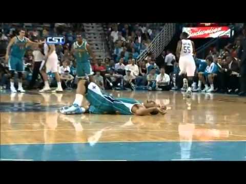 Jerryd Bayless gets FLATTENED by screen vs Bucks (Oct 27, 2010)