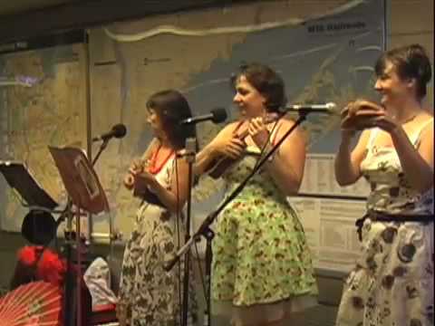 The Ukuladies play Don't Fence Me In at Madison Square Garde