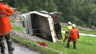 preview picture of video 'Lkw überschlägt sich bei Puch'