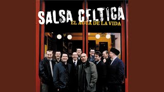 Kadr z teledysku El Agua De La Vida tekst piosenki Salsa Celtica