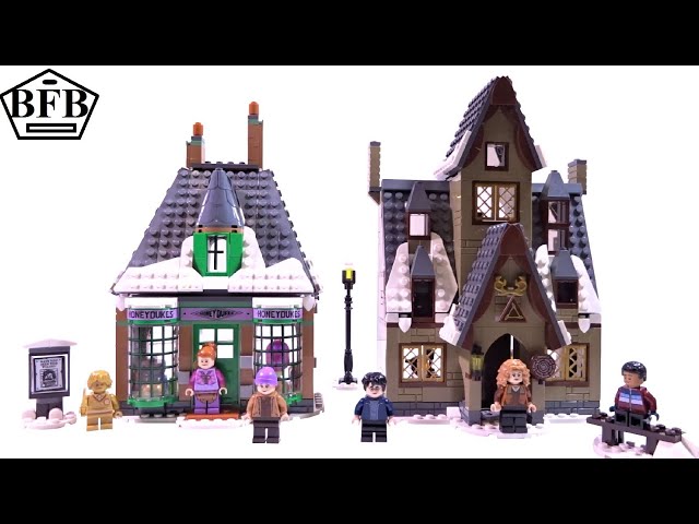 Vídeo relacionado con LEGO 76388 Harry Potter Visita a la Aldea de Hogsmeade, Tres Escobas, Set de Construcción, Juguete 20 Aniversario con Mini Figura Dorada Ron Weasley