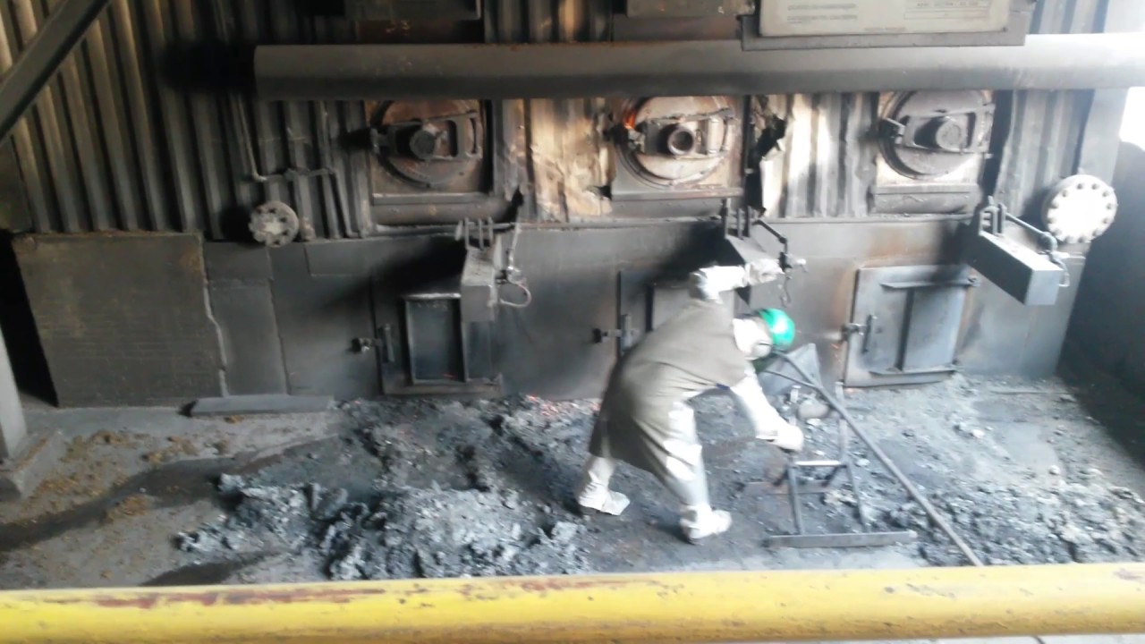 Limpeza da fornalha de uma caldeira