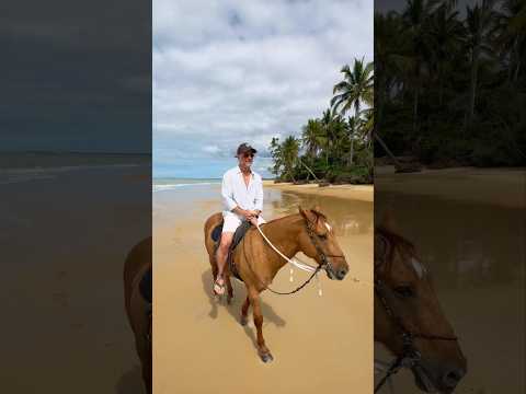 Passeio à cavalo saindo de Caraíva até a praia do Satu (Porto Seguro, Bahia).