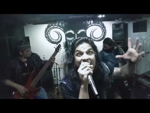 Helllbiter - Ejecutando falsos Dioses ( en vivo) 
