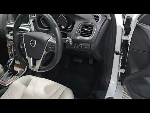 Volvo V40 2.0 D4 INSCRIPTION 190BHP AUTOMATIC **TO - Image 2