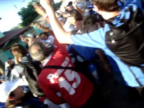 "Hinchada de Liverpool-URU @ Porto Alegre (Brasil) - "Hay que dar la vida por los colores&am" Barra: Los Negros de la Cuchilla &bull; Club: Liverpool de Montevideo
