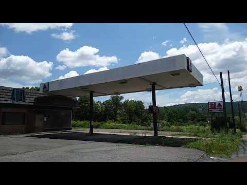 Abandoned gas station, Days inn, and restaurant