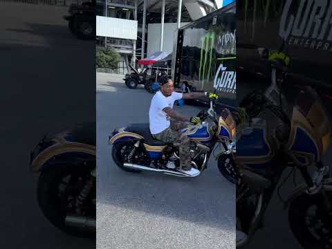 Chino wheelies a Harley