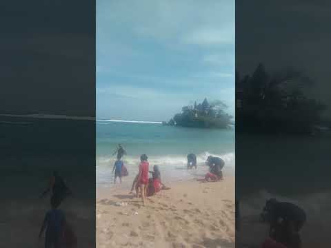 reysha bermain dipantai balaikambang