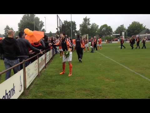 Prinses Irene viert promotie met collectieve buikschuiver