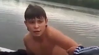 ОТЕЦ НЕ МОЖЕТ СПАСТИ СВОИХ ДОЧЕРЕЙ, ТОГДА ИЗ НИОТКУДА ПОЯВЛЯЕТСЯ ПОДРОСТОК И ПРЫГАЕТ В ЛЕДЯНУЮ ВОДУ.