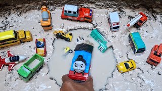 Download lagu STORY!!! Mobil Mobilan Tayo Bus di Lumpur, Mobil Balap, Mobil Polisi, Tronton Truk, Kereta Api mp3