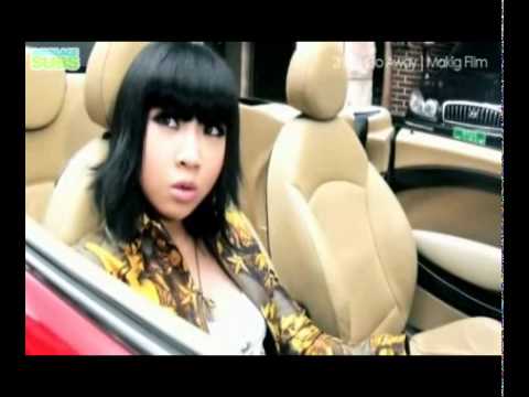 [ENG] 100911 2NE1 - Making of Go Away MV {ROYALACES}