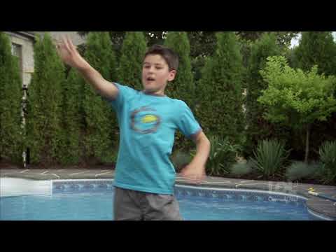 Kids playing football  // Football en famille // LOL ComediHa!