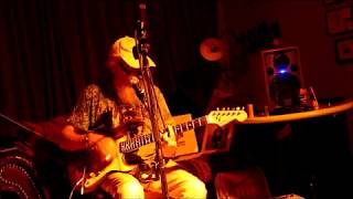 Roland Van Campenhout trad op in de living van Roel Celis in Molenstede.