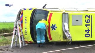 preview picture of video 'Ambulance op zijkant bij eenzijdig ongeluk in de buurt van De Lichtmis'