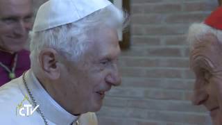 Papież z nowymi kardynałami u Benedykta XVI