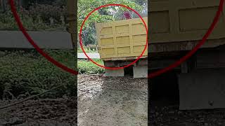 Download lagu detik-detik mobil dump truk nyaris terbalik Amblas #jalan #pembangunan #short mp3