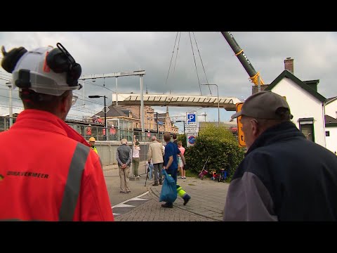 Loopbrug over het spoor in Geldermalsen verwijderd