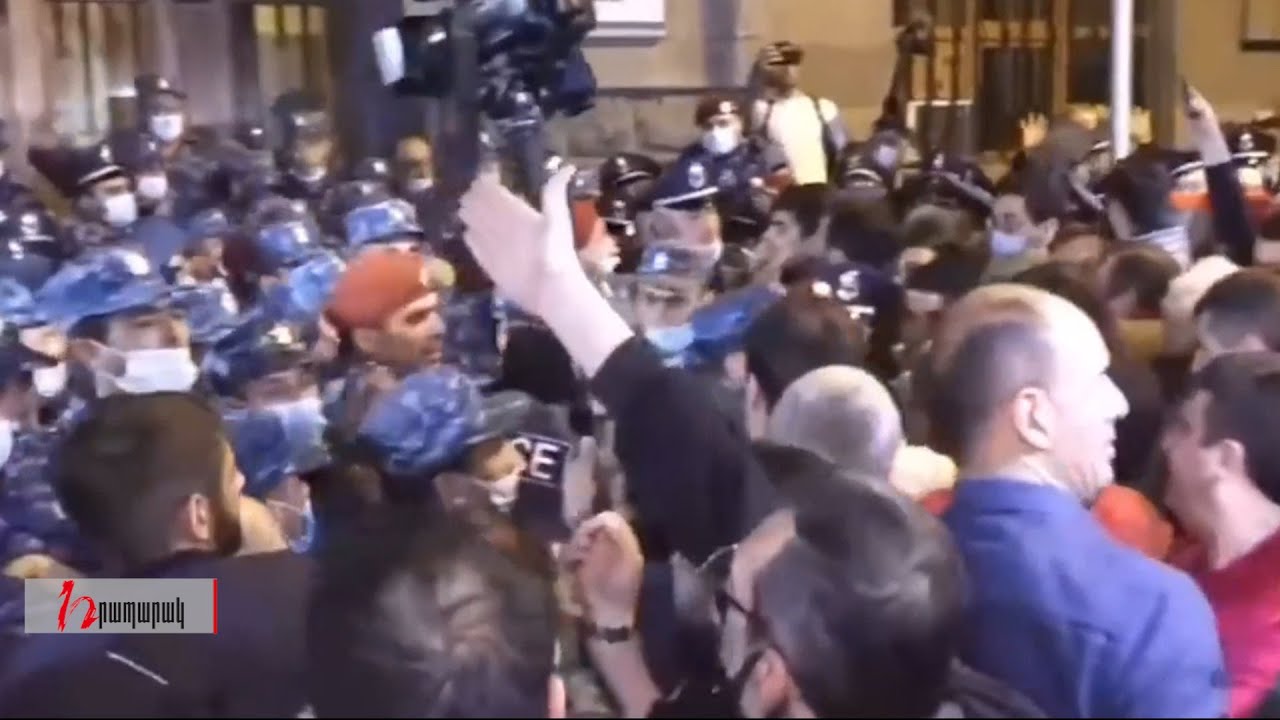 Լարված իրավիճակ դատախազության մոտ