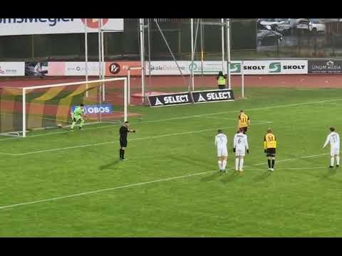 Brattvåg keeper Kieran Baskett redder straffe fra Moss spiss Thomas Jakobsen i kvallik 23.11.2025 