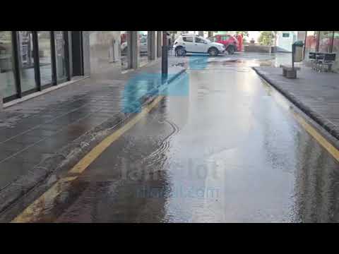 Protestas por la rotura de una tubería en el centro de Arrecife